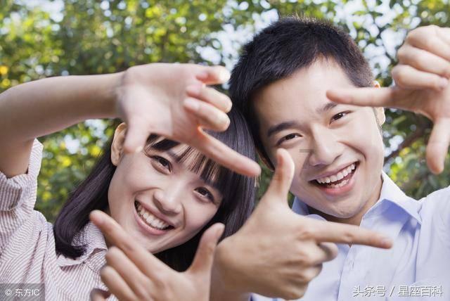 朱亚文妻子穿八年前裙子赴宴，你如何看这样节俭的明星太太？